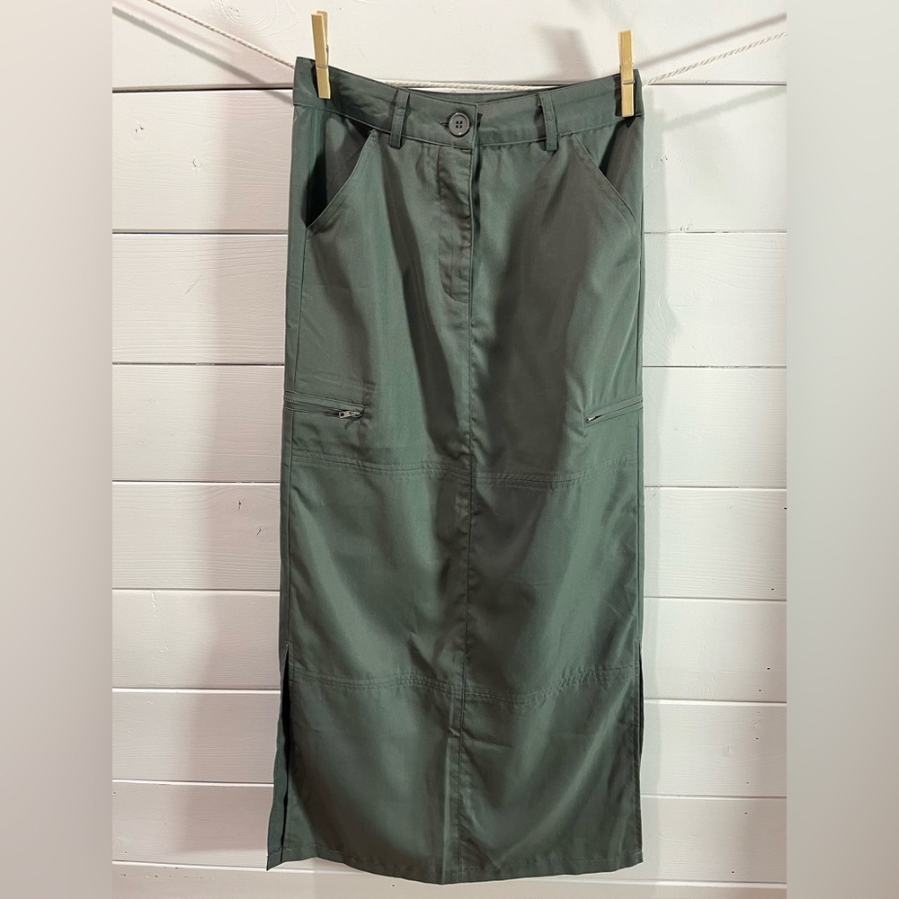 DE BASE – XS – Long Green Skirt with Pockets